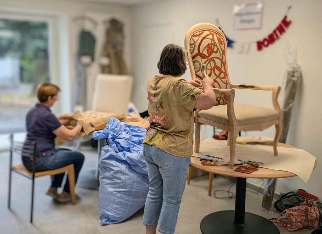 Stage tapisserie d'ameublement pour réparer en étant accompagné son fauteuil ou canapé ou tabouret