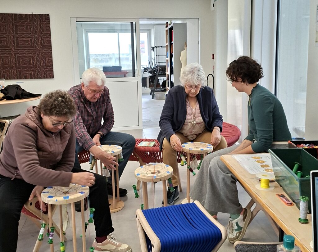 élise nauleau donne des ateliers tressage à la main à la manufacture de tressage dans les mauges 