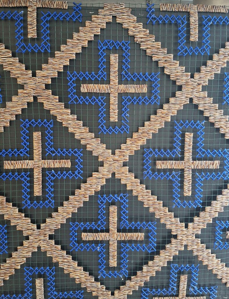 Motifs géométriques en broderie