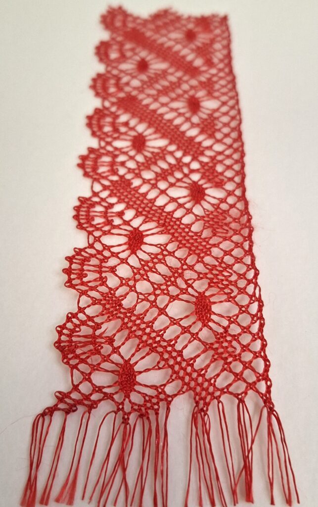 Dentelle au fuseau avec des fils recyclés lors d'ateler