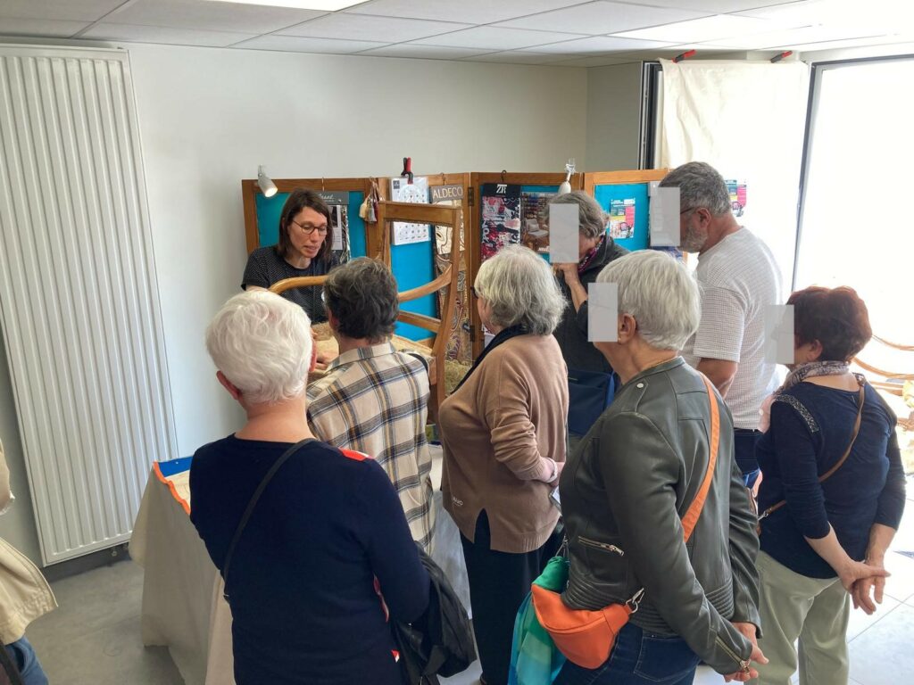 démonstrations de tapisserie d'ameublement lors des journees européennes des métiers d'arts 