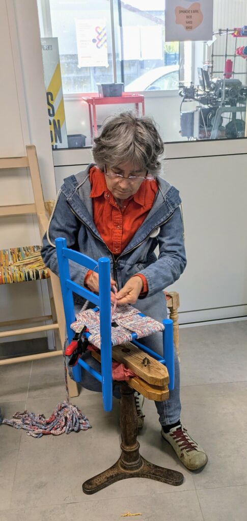 démonstration de rempaillage de chaise en tissu 