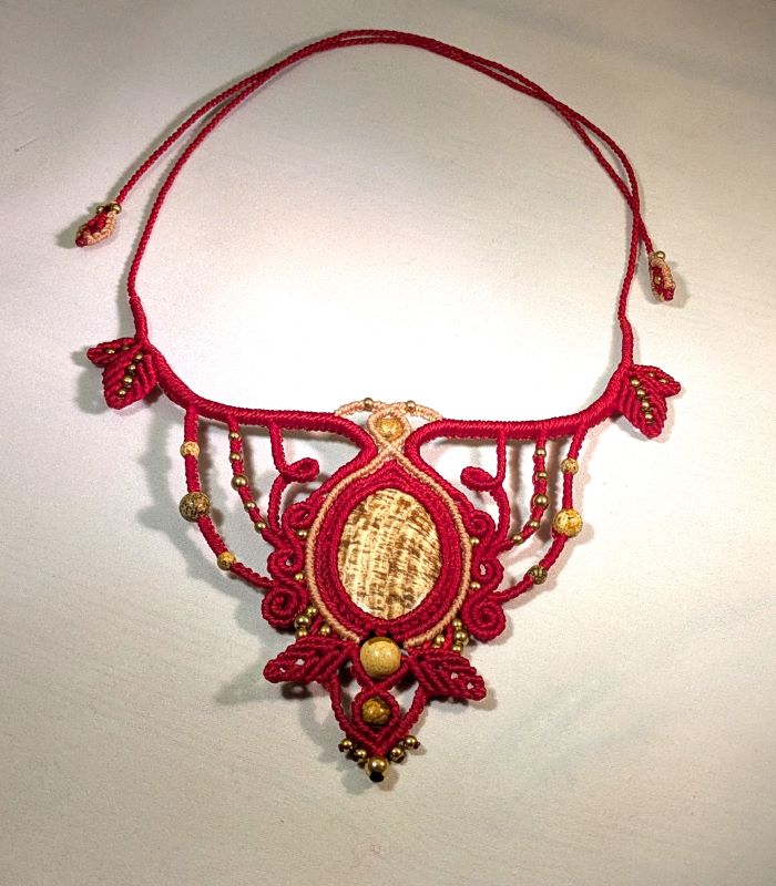 Collier de créateur macramé en un atelier créatif pour réaliser des bracelets et colliers uniques