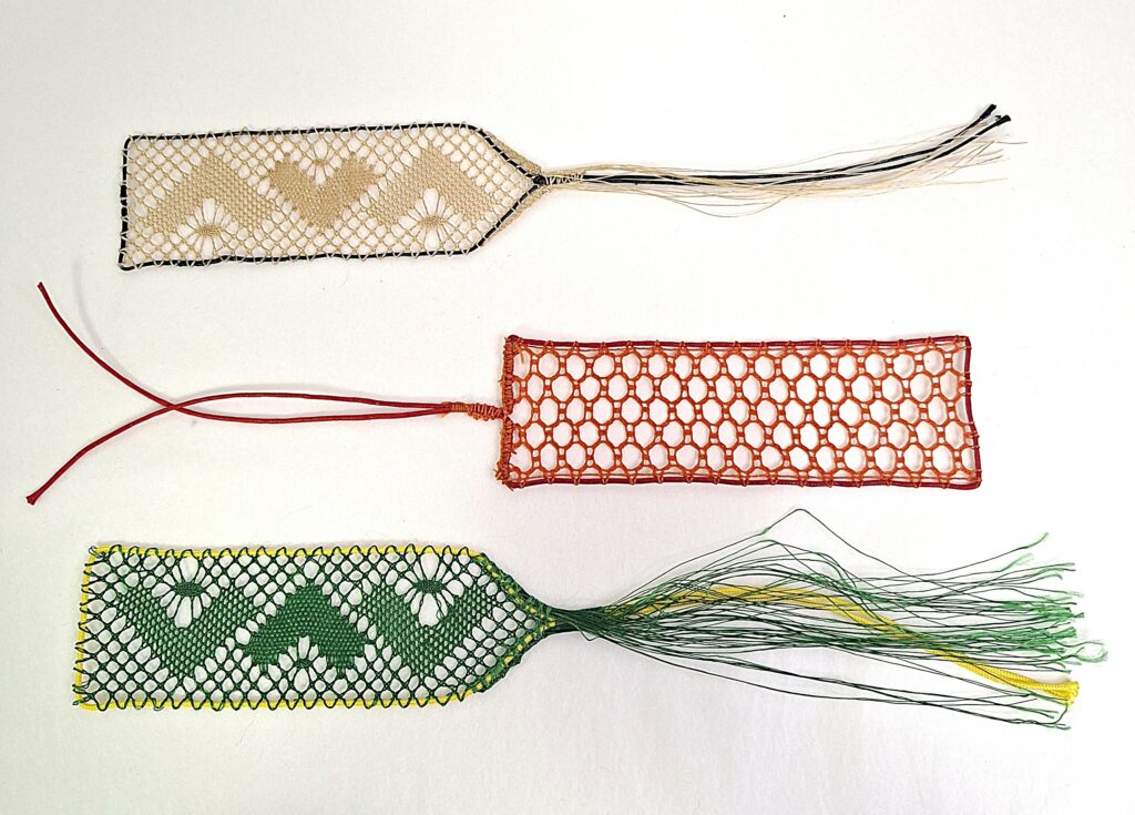 Dentelle fabriquée à la main avec un fuseau et pour servir de décoration ou bijou