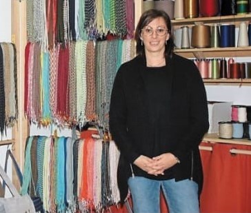 Gwénaëlle gaucher animatrice de la manufacture de tressage à bégrolles en mauges vente à la mercerie 
