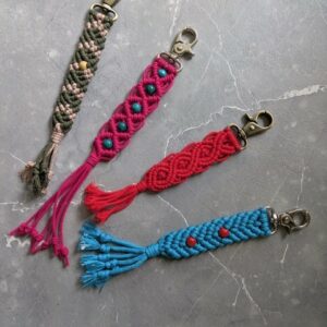 macramé porte clé fait main en atelier participatif pendant les vacances scolaire à Cholet
